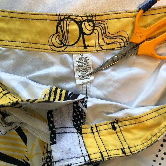 Vintage OP  Mens 38 Board Shorts in White/Black /Yellow Graphics - Picture 3 of 16